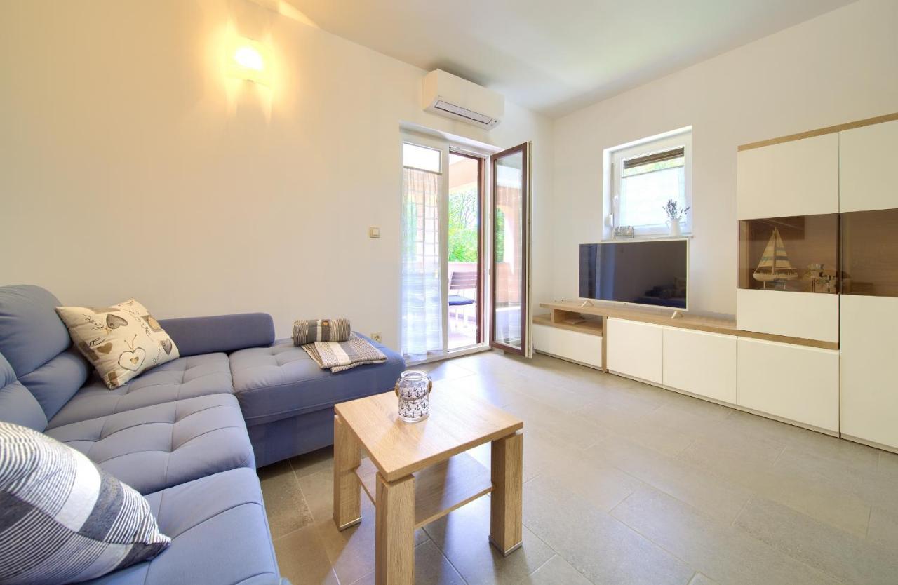 Oak Meadow Apartment *